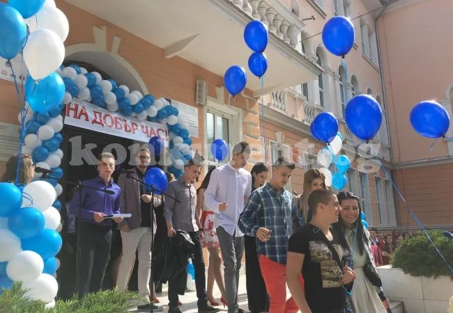 СОУ „Христо Ботев“ изпрати тържествено абитуриентите си