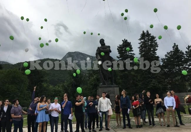 Абитуриентите от ПМГ пуснаха 192 балона в небето
