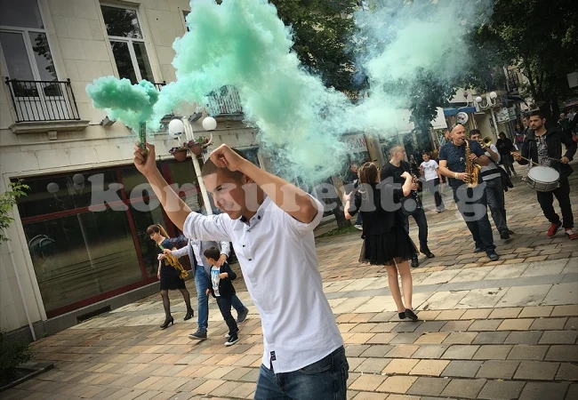 ВИДЕО: Абитуриенти спретнаха див купон в центъра на Враца 