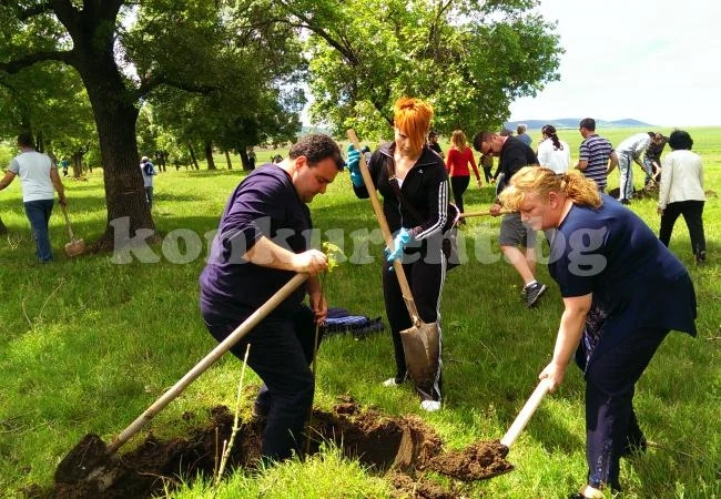 Губернатор размаха лопата в благородна кампания