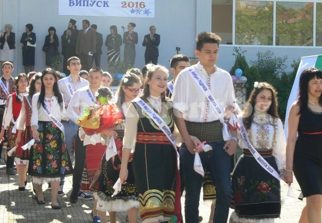 Видински абитуриенти облякоха носии в последния учебен ден