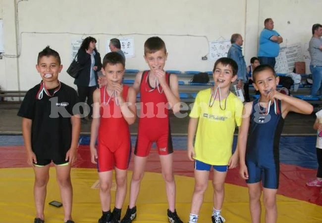 Малки борци от Оряхово и Враца мачкат в Ловеч