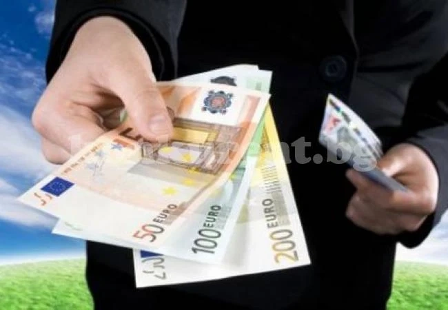 Невероятно, но факт: Средната заплата в информатиката и съобщенията надхвърли 2 100 лв.