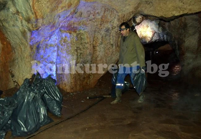 Събраха 300 кг боклуци от пещерата Леденика