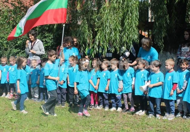 Деца се учиха на йога и народни танци в спортен празник
