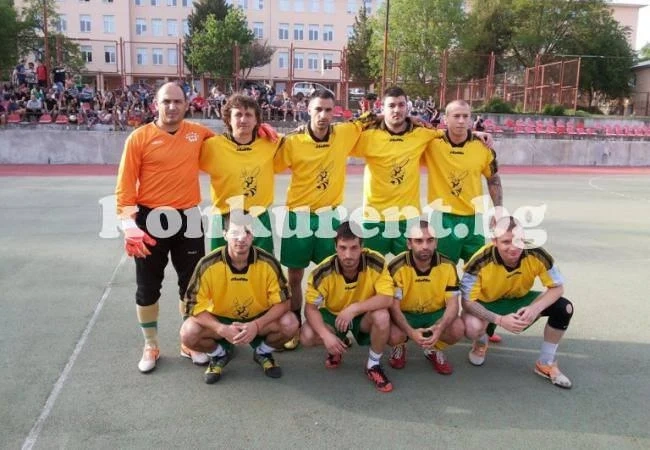 Чарли, Евра и Сисо издърпаха Пчелна Майка до финала