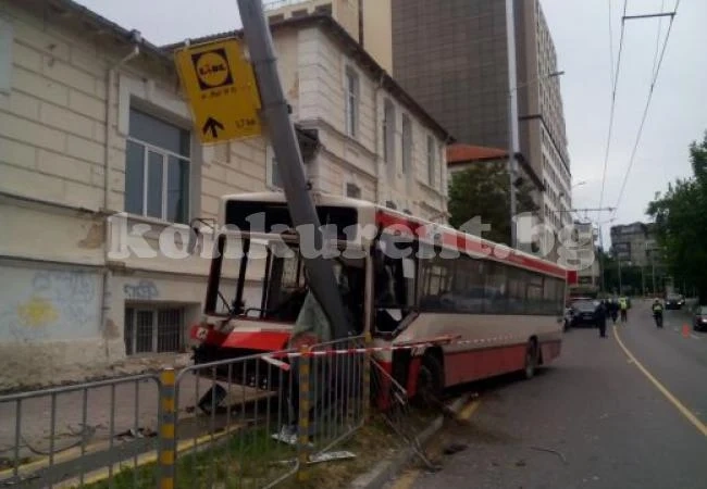 Автобус се вряза в стълб, 15 пострадаха