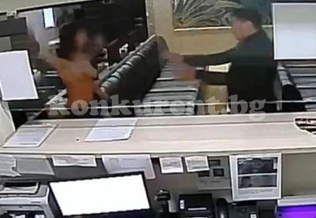 Жена с цигара в ръка пречи с голите си гърди на пазач да я изгони от заведение (Снимка и видео 18+)