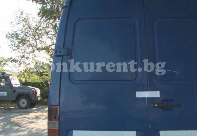 След гонка: Хванаха бус с 39 афганистанци