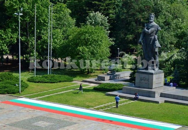 Врачани носят 30-метрово знаме по случай 24 май