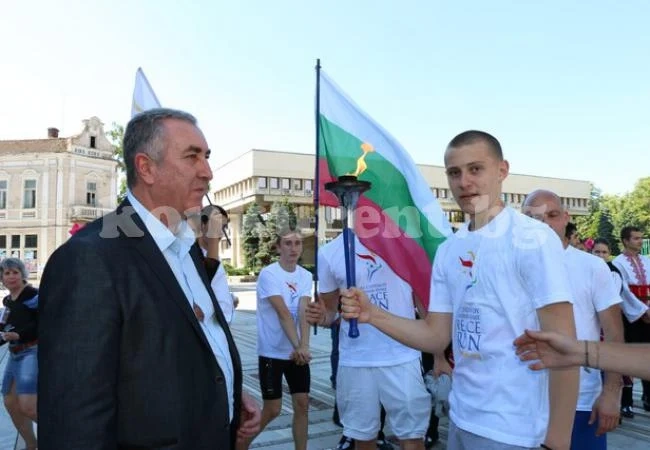 Видин чества 24 май с горящ факел от „Световен пробег на мира“