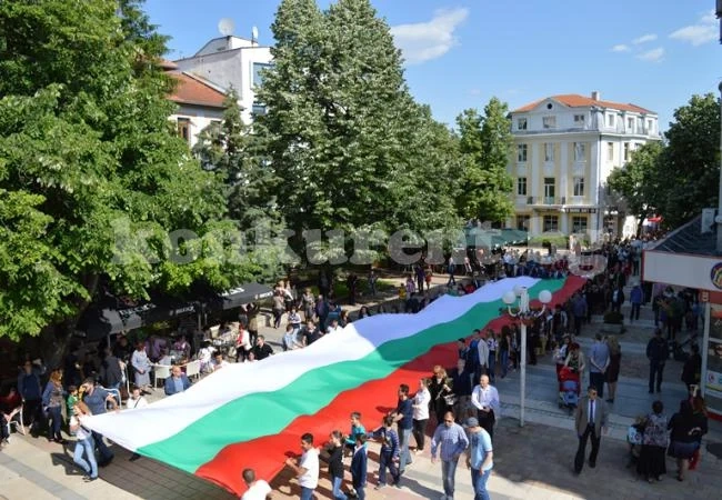 Враца почете 24 май с 30-метров трибагреник