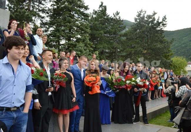 Духова музика, дъжд и пълен площад изпратиха млади ботевци по пътя им