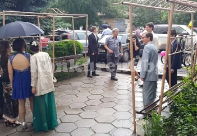 Съученици оставиха абитуриент да отиде на бала си с метро