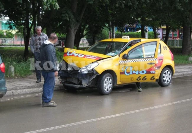 Две коли се удариха на кръстовище във Враца
