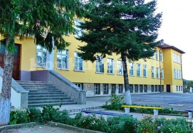 Решават съдбата на селско училище