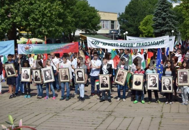 Кметът на Козлодуй награди изявени ученици и учители
