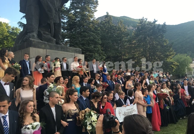 Пълен площад аплодира абитуриентите от ЕГ \