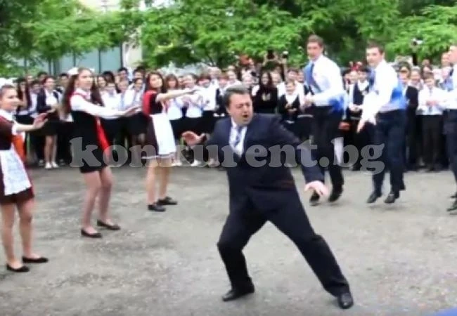 Школски директор взриви YouTube с танца си по случай края на учебната година /ВИДЕО/