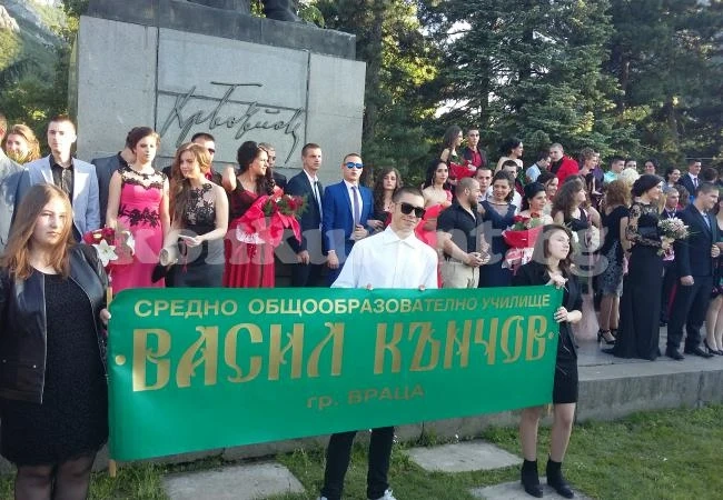 3 средни училища и една гимназия разцепиха Враца с общ бал