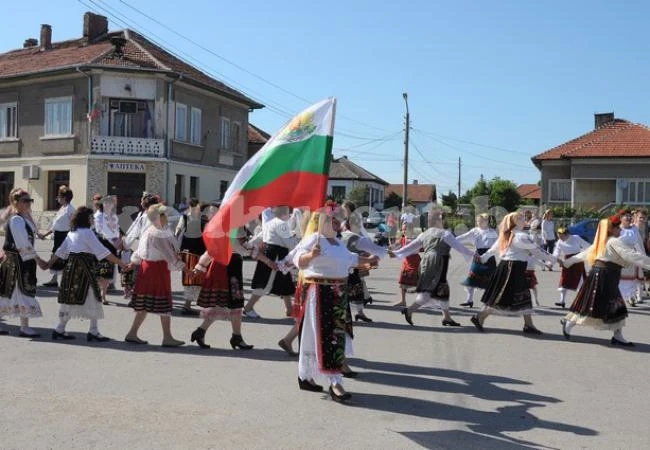 С дефиле започна Фестивала на народната носия