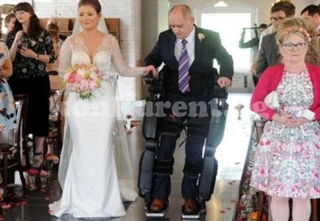 Парализиран баща не пропусна сватбата на дъщеря си и я отведе до олтара с...екзоскелет (СНИМКИ/ВИДЕО)
