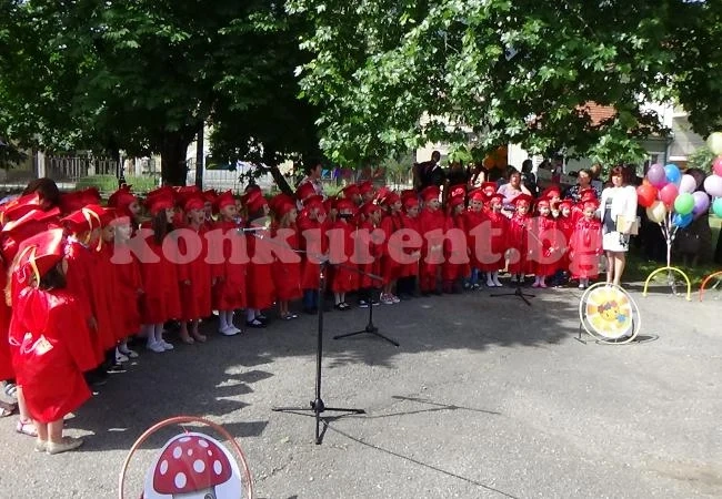 Бъдещи първокласници се премениха в тоги