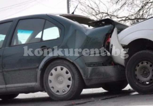 Три коли се помляха на селски път, пострадаха четирима