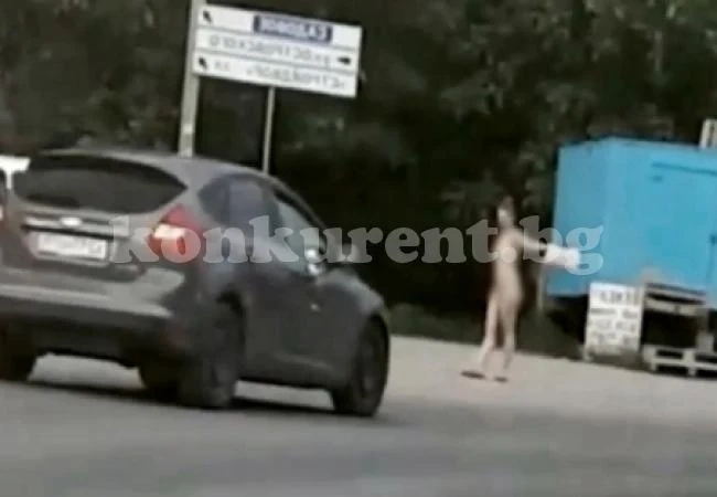 Дибидюс гола полицайка регулира движението по натоварен булевард (ВИДЕО 18+)