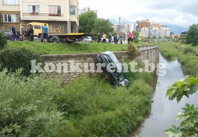 Снимки и Видео: Шофьор приземи колата си в река