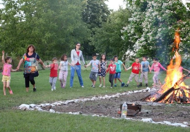 Песни и танци край лагерния огън в Синаговци