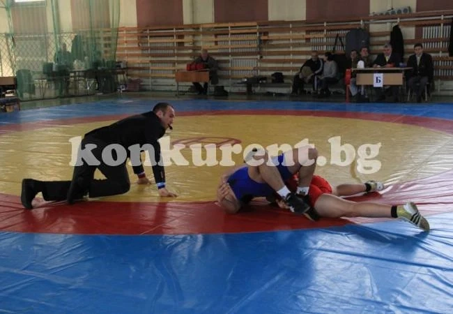 Ботев 93 се представя с 8 борци в Пловдив
