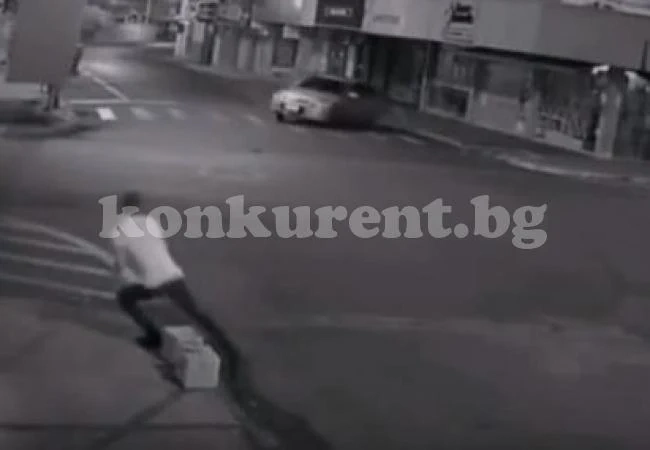 Само бързата реакция спаси пешеходец от сигурна смърт (ВИДЕО)