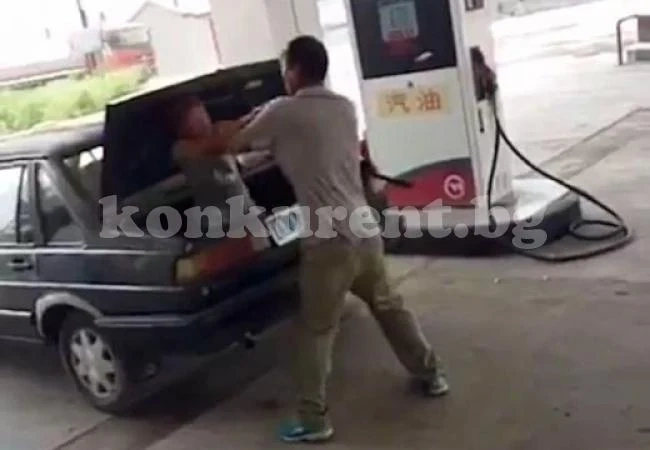 Мъж преби жена си и я вкара в багажника на колата, никой не се намеси /ВИДЕО 18+/