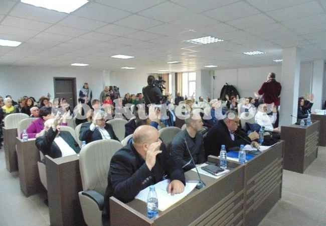 Сенатори дебатират по 31 докладни