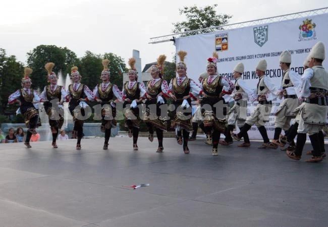 Дефилето пее и танцува