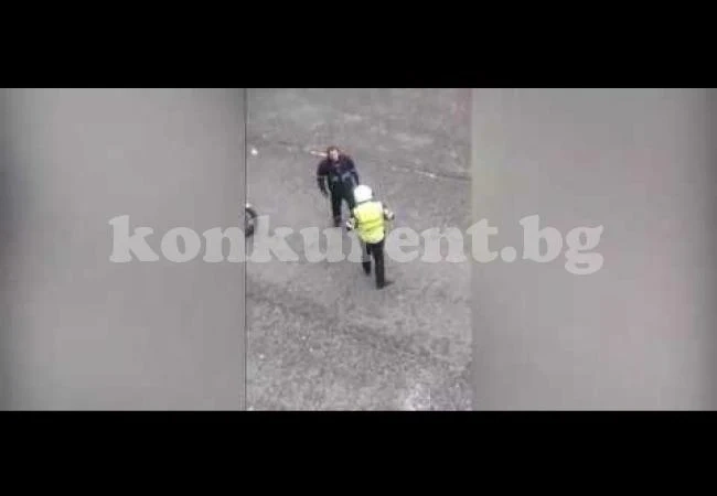 Доставчик на пица и моторист се сбиха на пътя заради засичане /ВИДЕО/