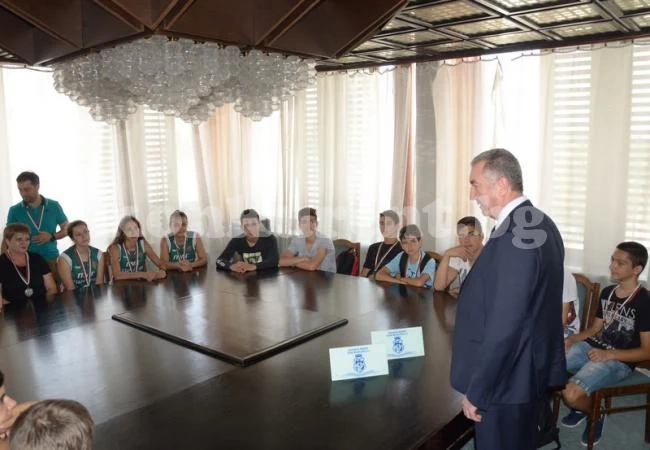 Кмет уважи труда на волейболистки и баскетболисти