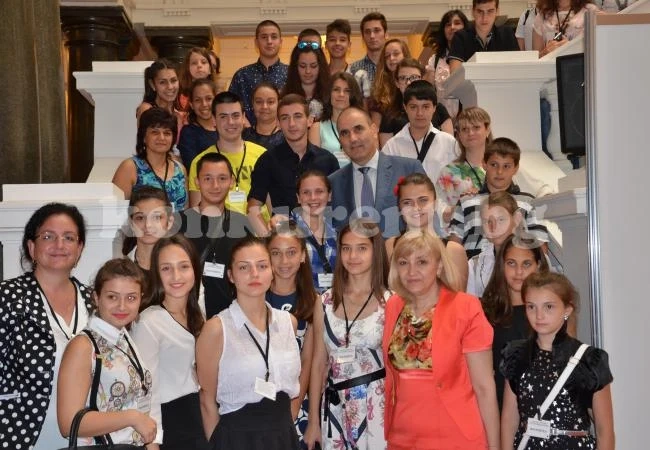 Ученици от Мездра посетиха Парламента