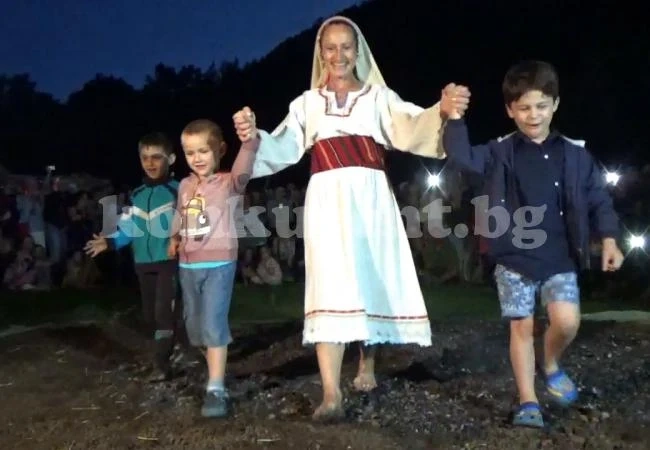 ВИДЕО: Нестинарски танц завладя присъстващите на фолклорен събор \