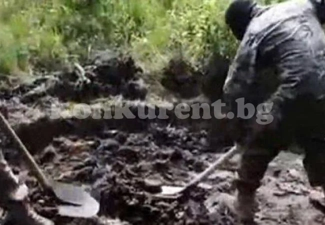 Ужасяващи кадри: Войници погребват жив човек /ВИДЕО 18+/
