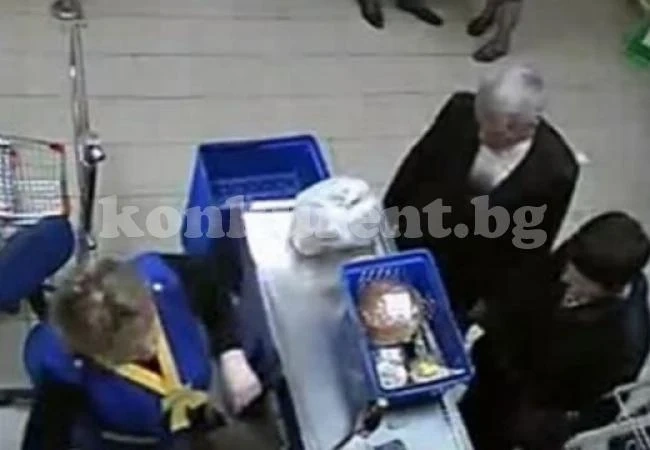 Идиот се опита да сканира члена си на касата в супермаркет