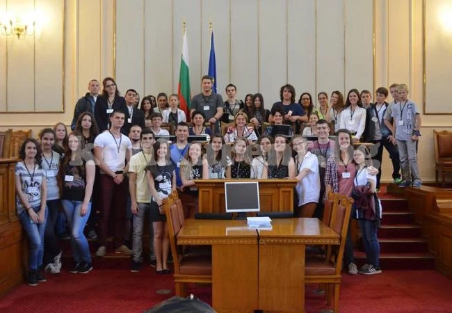 Ученици от Враца бяха в парламента
