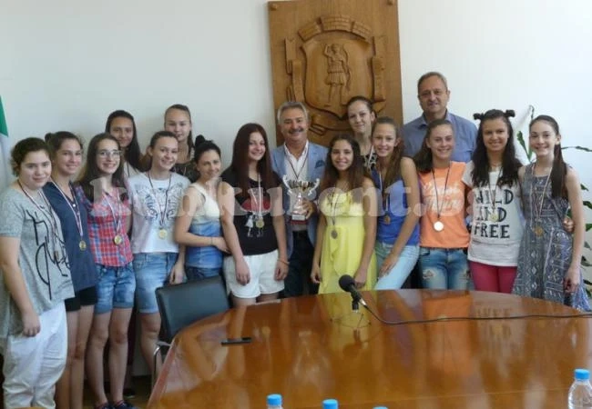 Шампионки подариха купата си на Златко Живков, той ги радва с раници от Италия
