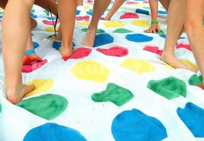 Майка напи и дрогира приятелите на дъщеря си и игра с тях гол Twister, после се оплака, че я изнасилили