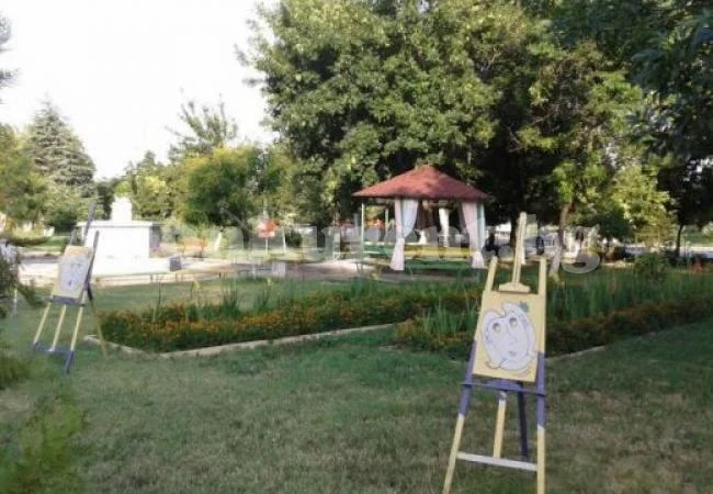 Училище се сдоби с пейки за любов