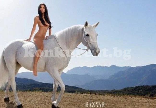 Емили Ратайковски се изтъпанчи чисто гола на кон (СНИМКИ 18+)