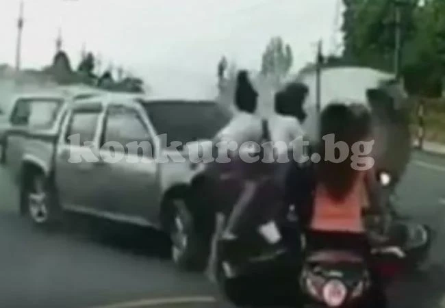 Джипове помляха хора в задръстване на пълна скорост (ВИДЕО)