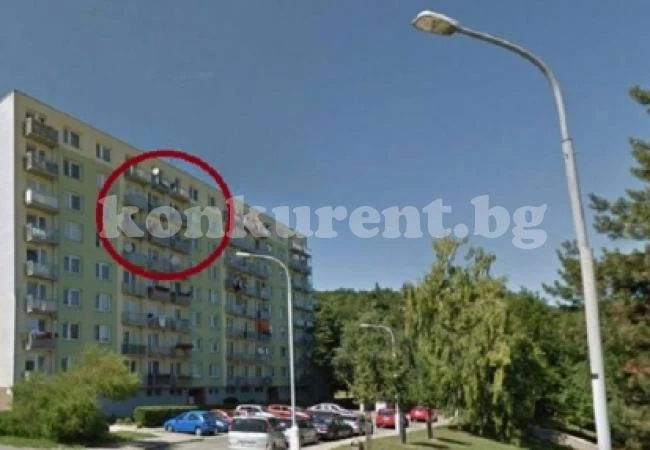 Майка хвърли детето си от балкона и скочи след него