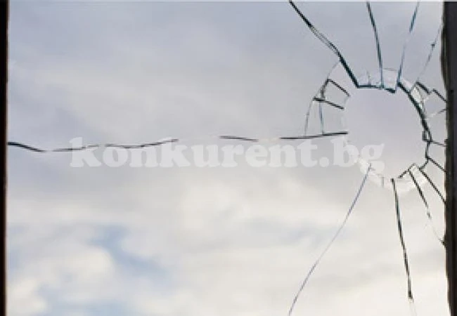 Счупиха стъклата на евангелска църква